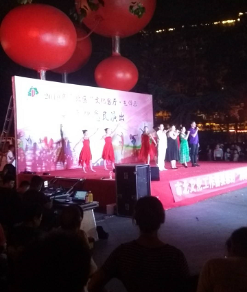 周末晚上，路过糖球广场，有文艺演出